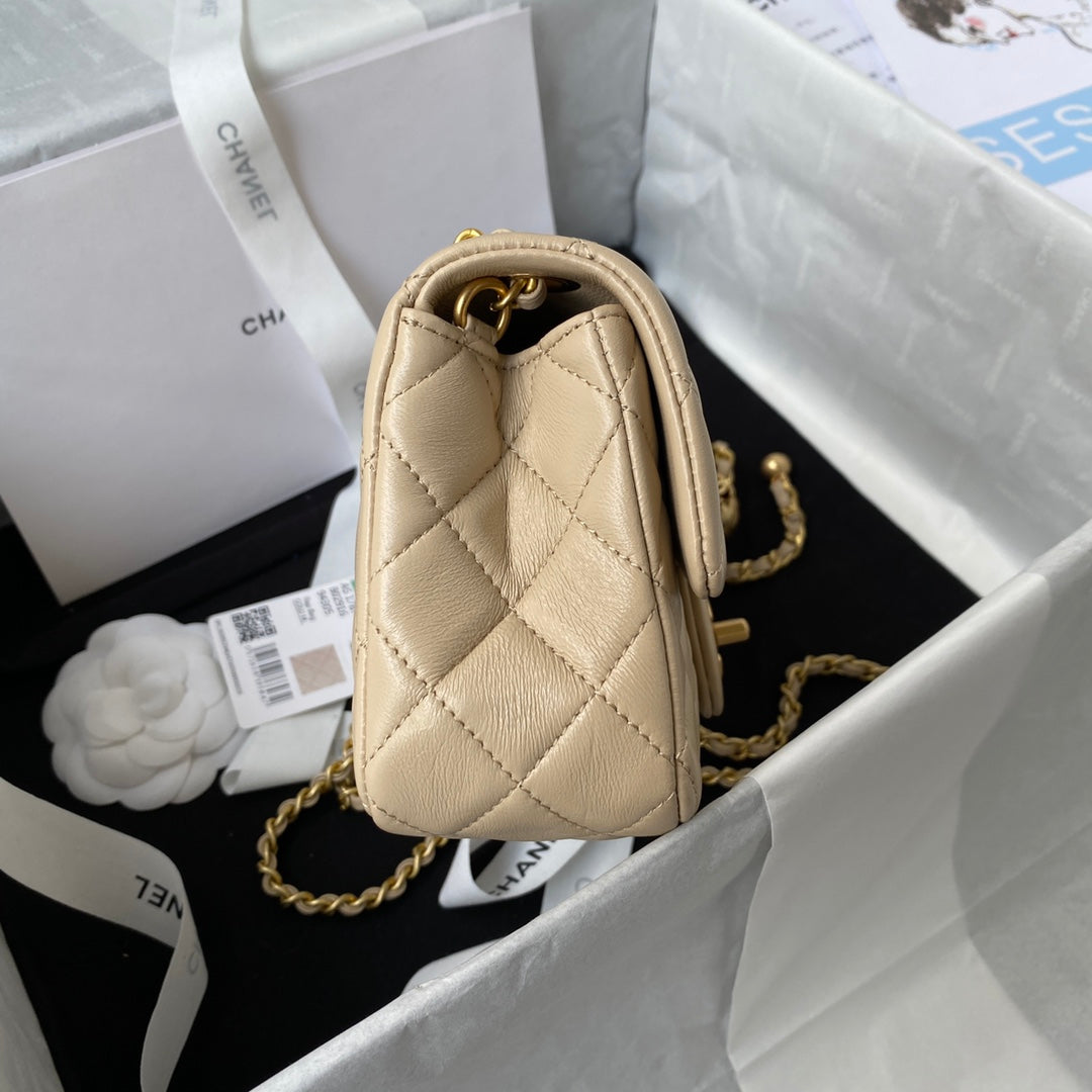 MINI SAC À RABAT CLASSIQUE 20 CM EN CUIR D'AGNEAU BEIGE QUINCAILLERIE DORÉ