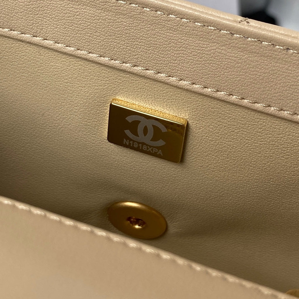 MINI SAC À RABAT CLASSIQUE 20 CM EN CUIR D'AGNEAU BEIGE QUINCAILLERIE DORÉ