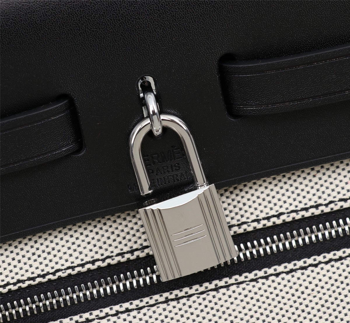 HM HERBAG ZIP 31 CUIR DE VEAU NOIR ET BLANC