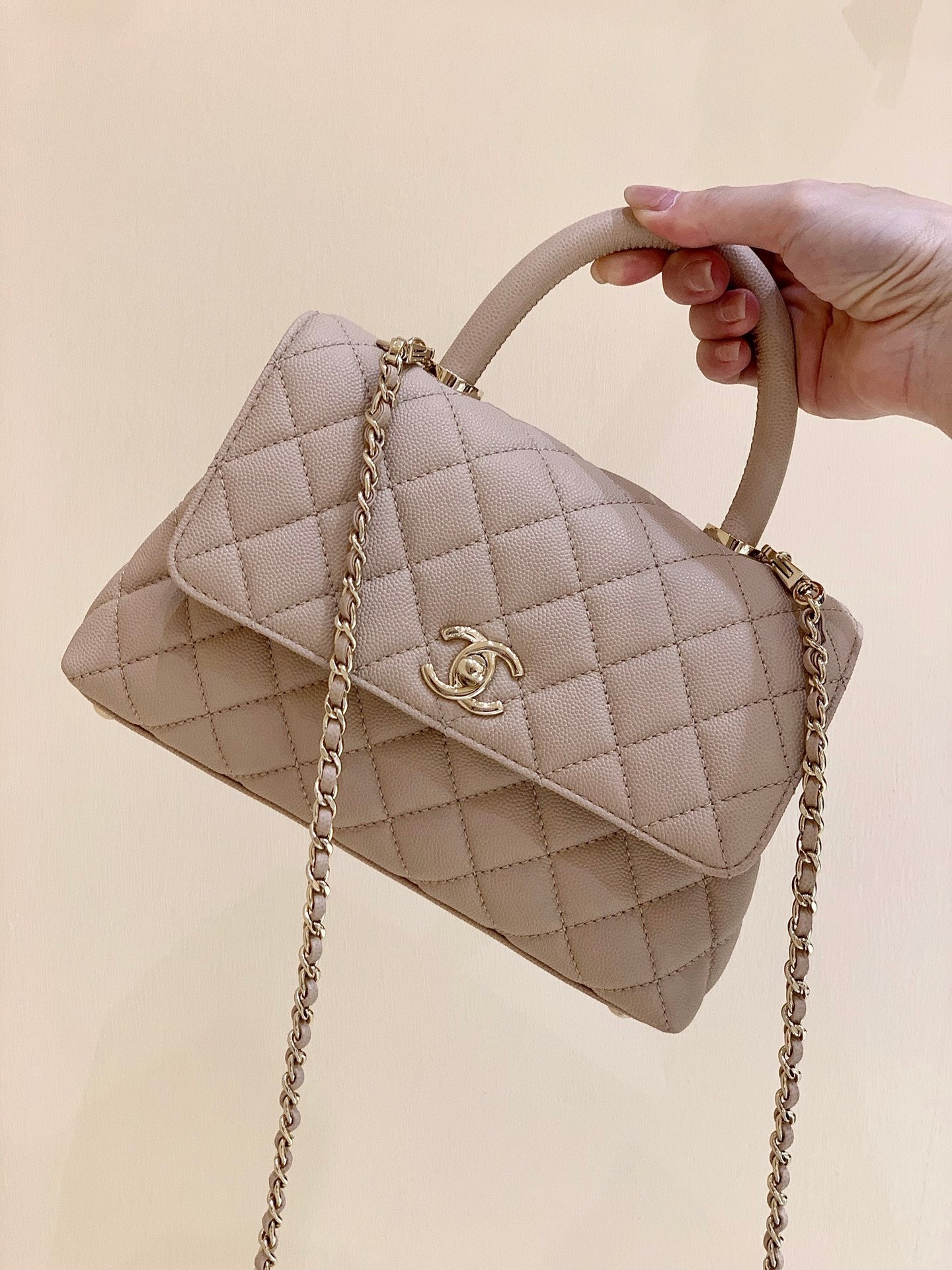 Sac à main CC COCO HANLE SMALL 23 cm en cuir de veau grainé beige clair, accastillage doré 