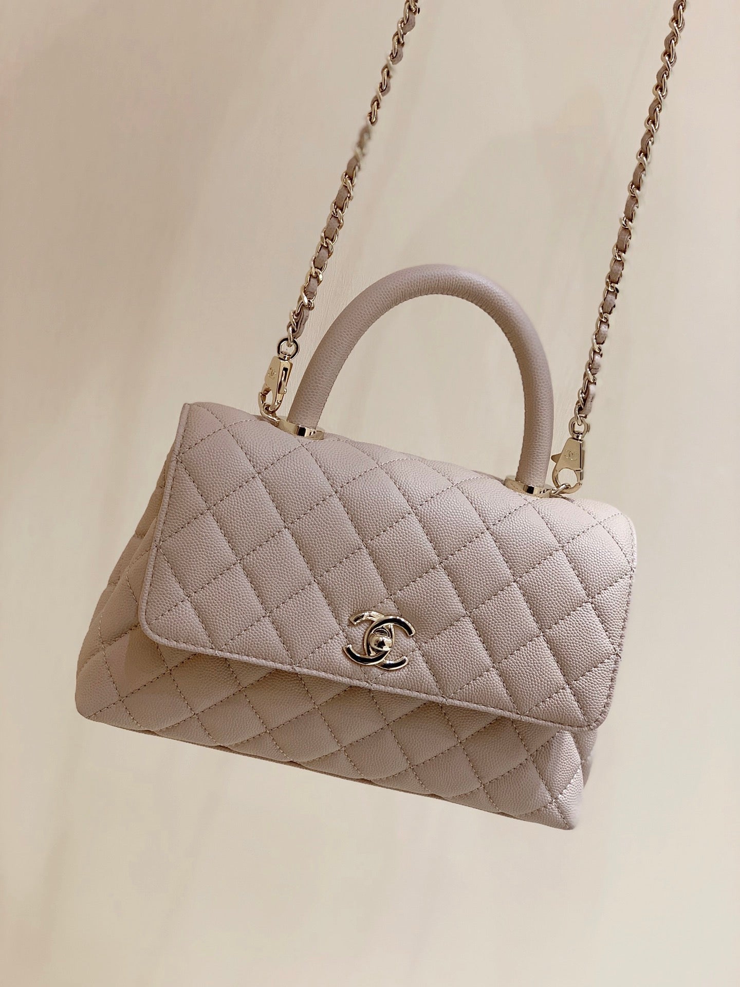CC COCO HANLE SMALL 23CM LIGHT BEIGE GRAINED CALFSKIN GOLD HARDWARE
