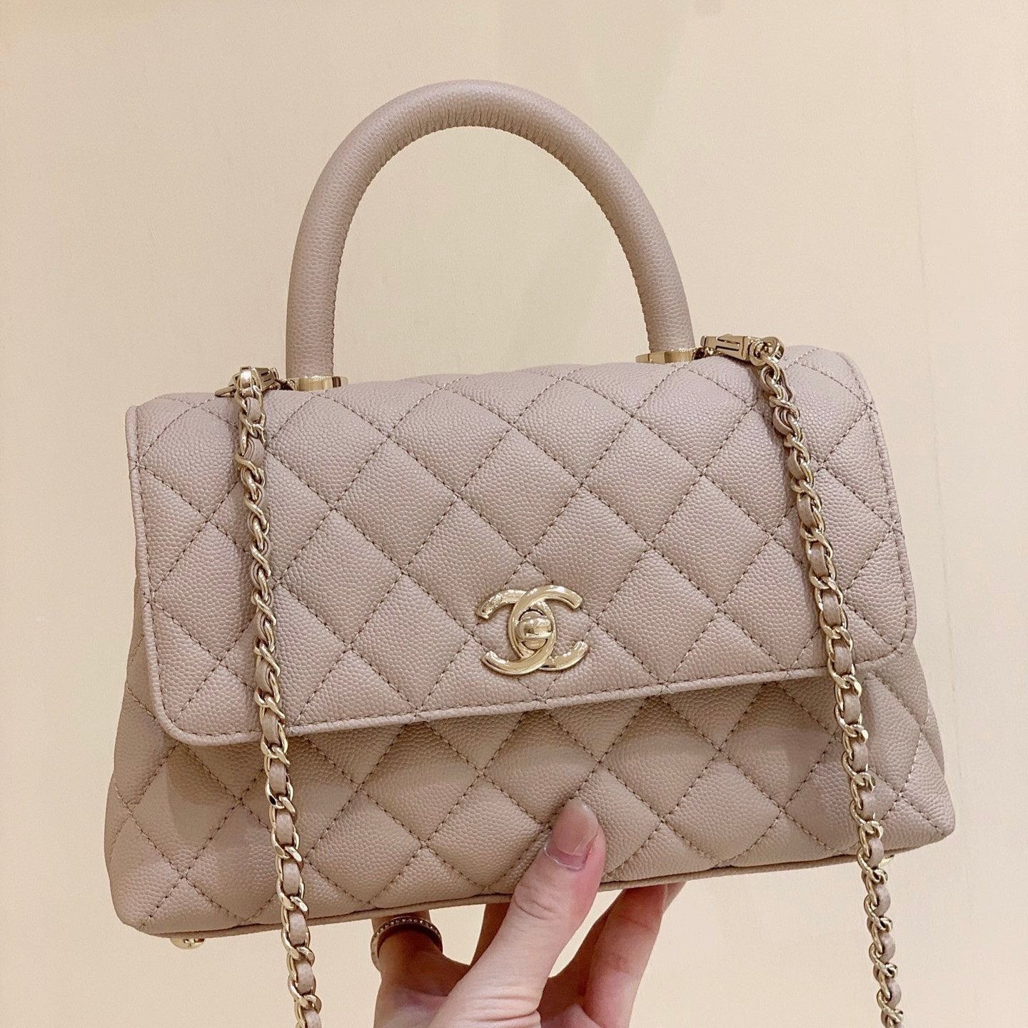 Sac à main CC COCO HANLE SMALL 23 cm en cuir de veau grainé beige clair, accastillage doré 