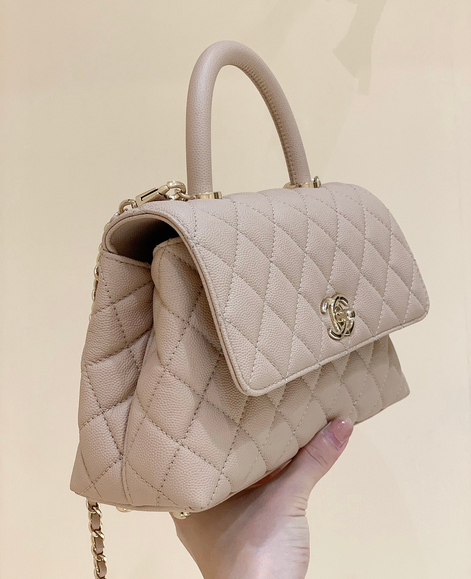 Sac à main CC COCO HANLE SMALL 23 cm en cuir de veau grainé beige clair, accastillage doré 