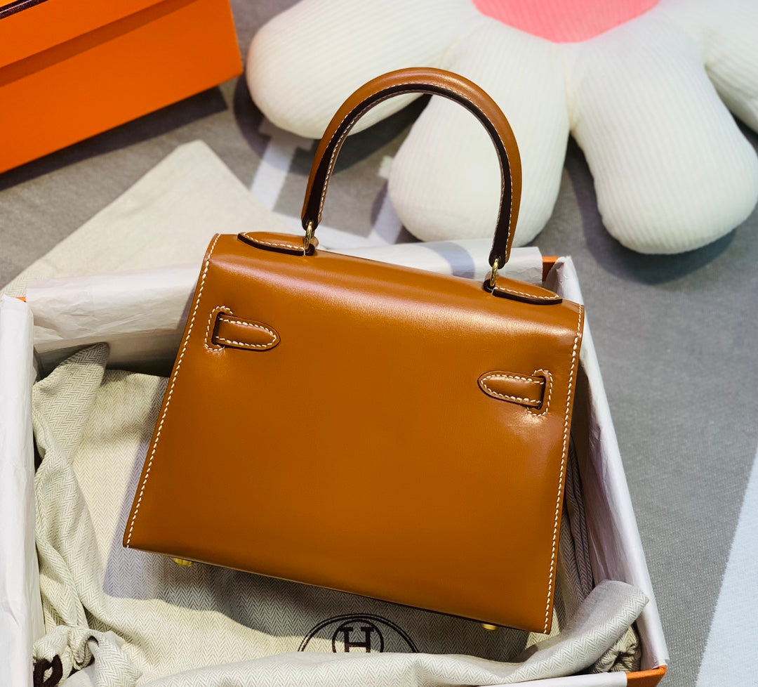 SAC KELLY MINI 20 EN CUIR DE VEAU LISSE MARRON BRONZE AVEC QUINCAILLERIE DORÉ (FABRIQUÉ SUR COMMANDE)