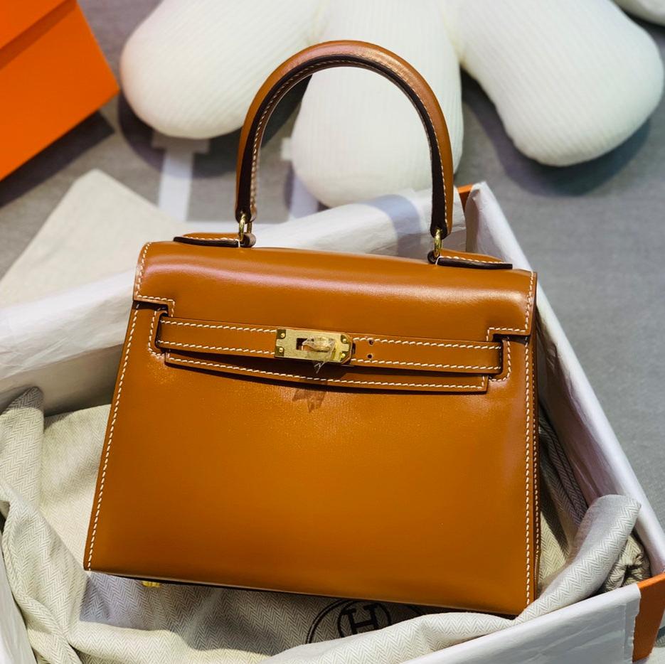 SAC KELLY MINI 20 EN CUIR DE VEAU LISSE MARRON BRONZE AVEC QUINCAILLERIE DORÉ (FABRIQUÉ SUR COMMANDE)