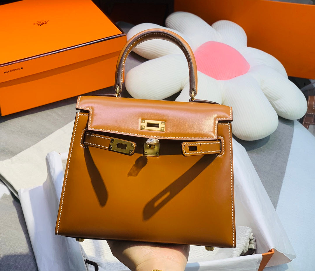 SAC KELLY MINI 20 EN CUIR DE VEAU LISSE MARRON BRONZE AVEC QUINCAILLERIE DORÉ (FABRIQUÉ SUR COMMANDE)