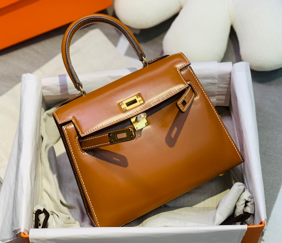 SAC KELLY MINI 20 EN CUIR DE VEAU LISSE MARRON BRONZE AVEC QUINCAILLERIE DORÉ (FABRIQUÉ SUR COMMANDE)