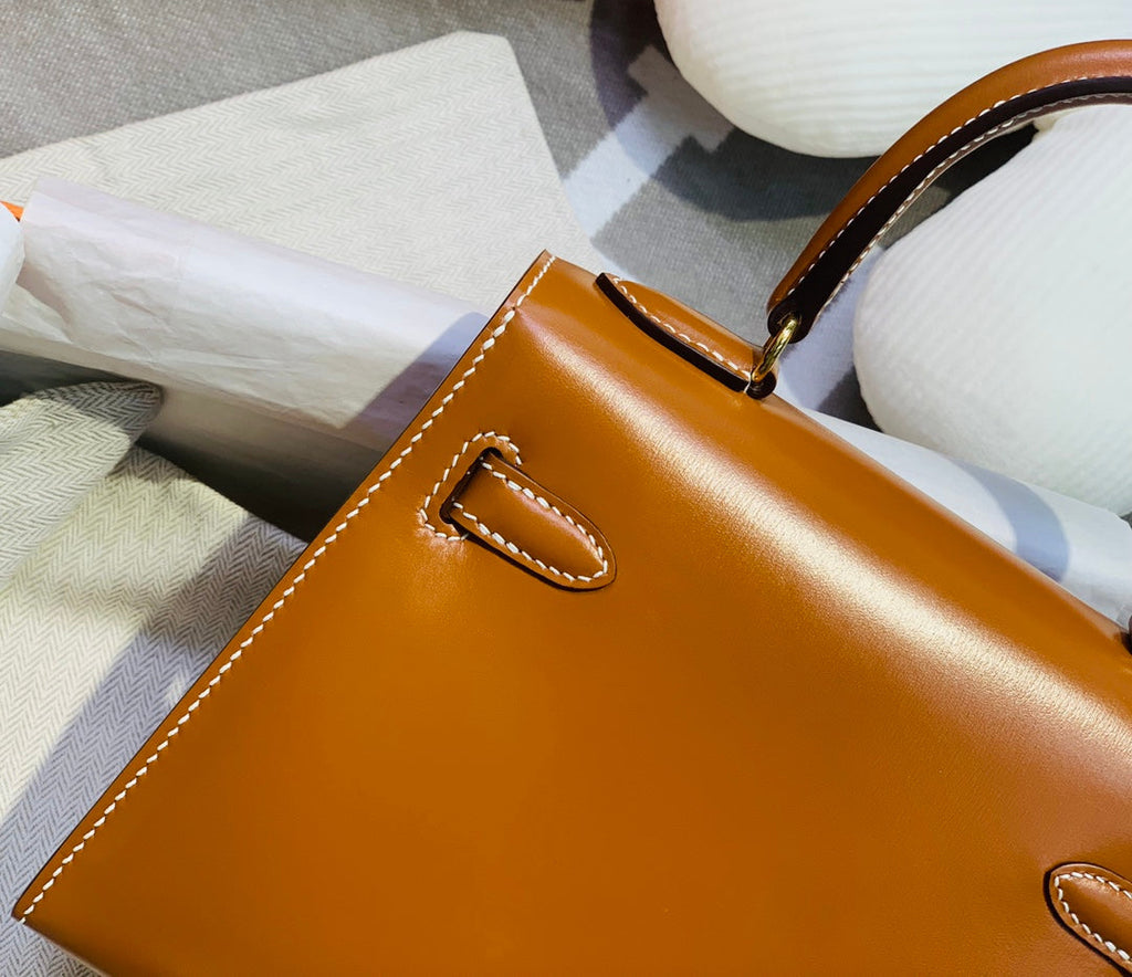 SAC KELLY MINI 20 EN CUIR DE VEAU LISSE MARRON BRONZE AVEC QUINCAILLERIE DORÉ (FABRIQUÉ SUR COMMANDE)