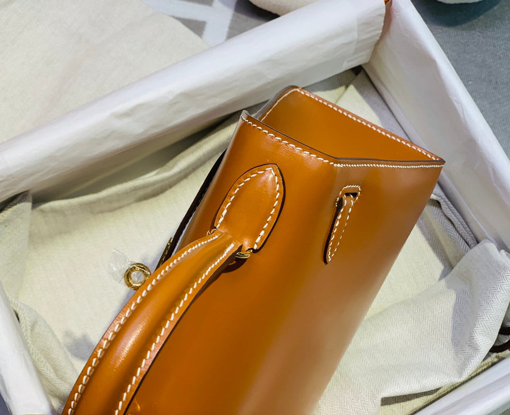SAC KELLY MINI 20 EN CUIR DE VEAU LISSE MARRON BRONZE AVEC QUINCAILLERIE DORÉ (FABRIQUÉ SUR COMMANDE)