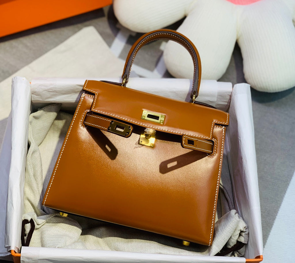SAC KELLY MINI 20 EN CUIR DE VEAU LISSE MARRON BRONZE AVEC QUINCAILLERIE DORÉ (FABRIQUÉ SUR COMMANDE)