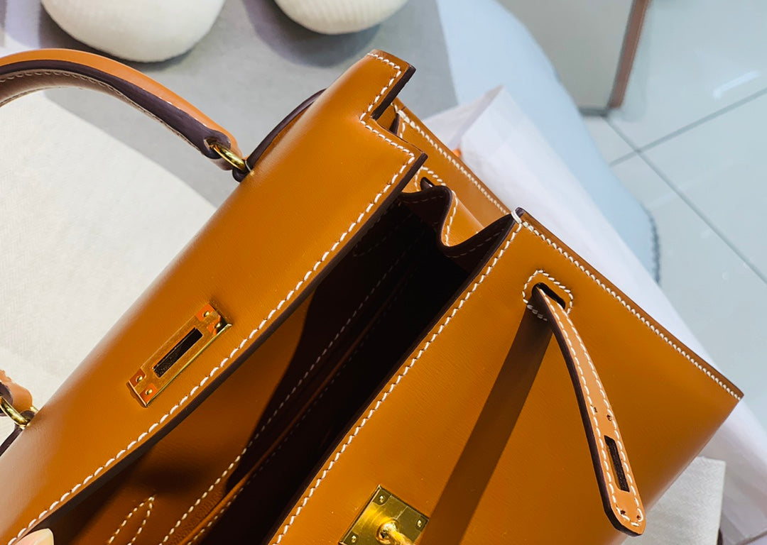 SAC KELLY MINI 20 EN CUIR DE VEAU LISSE MARRON BRONZE AVEC QUINCAILLERIE DORÉ (FABRIQUÉ SUR COMMANDE)