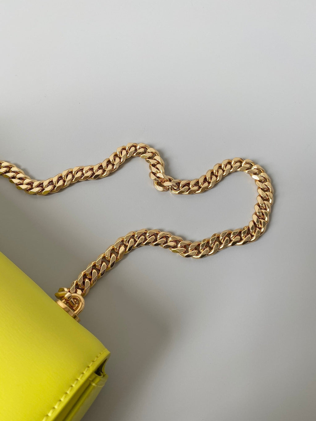SAC SOUS-AISSELLE 20 CHAÎNES EN CUIR DE VEAU JAUNE CHARTREUSE