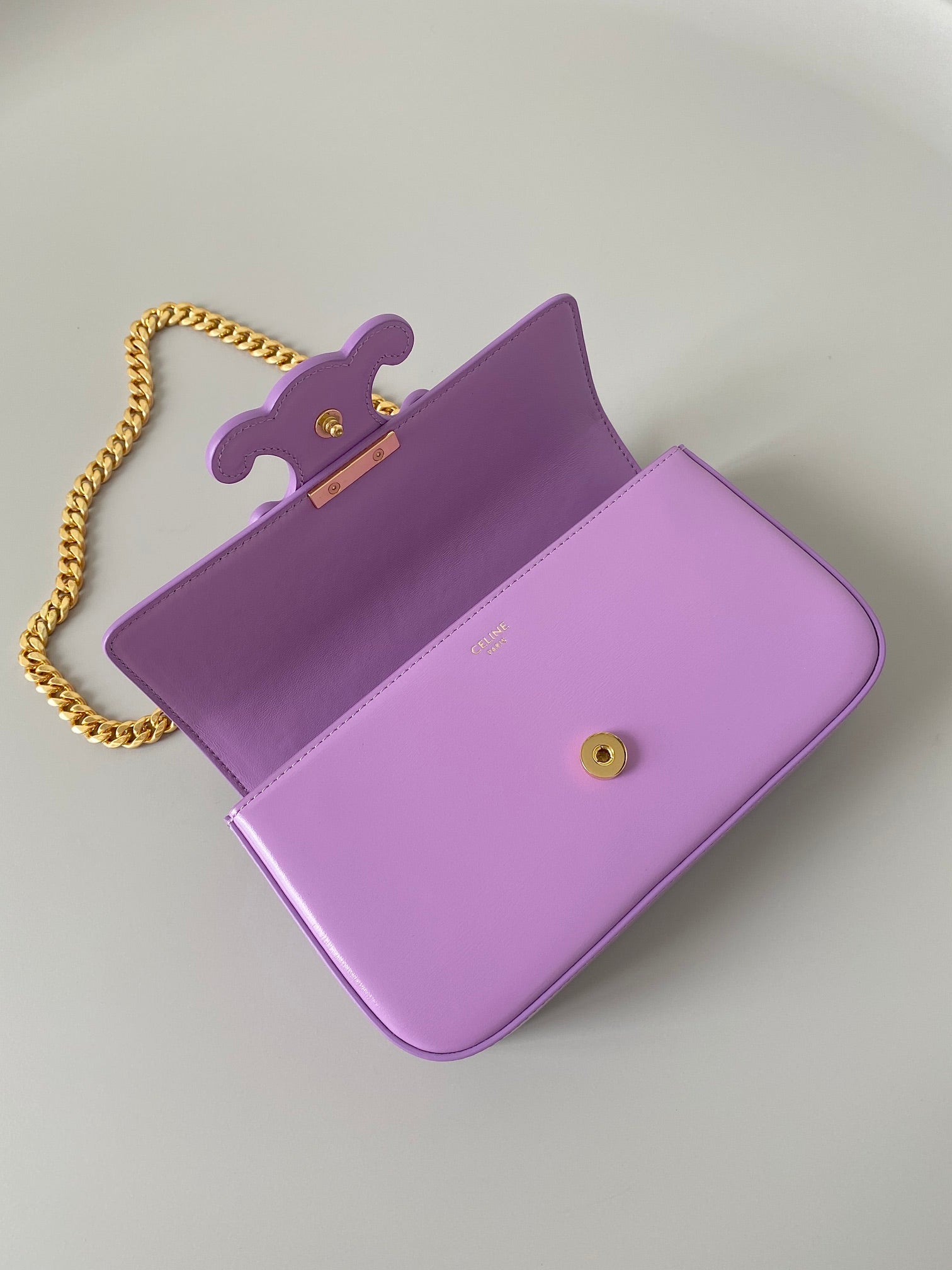 SAC SOUS-AISSELLE 20 CHAÎNES EN CUIR DE VEAU VIOLET ESTAMPÉ