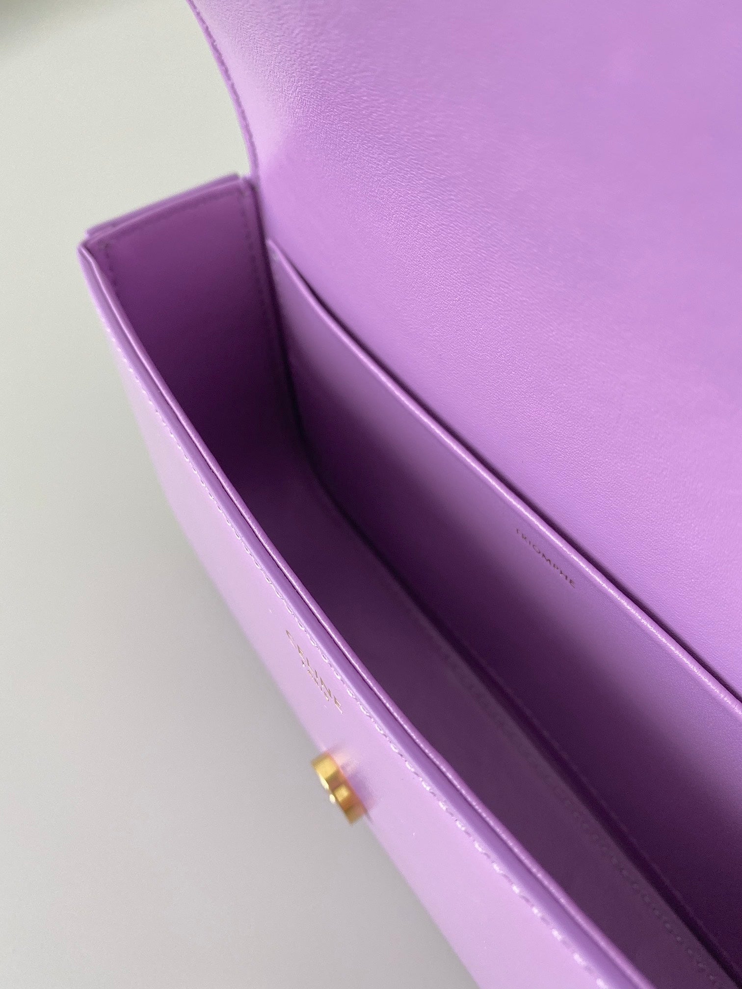 SAC SOUS-AISSELLE 20 CHAÎNES EN CUIR DE VEAU VIOLET ESTAMPÉ