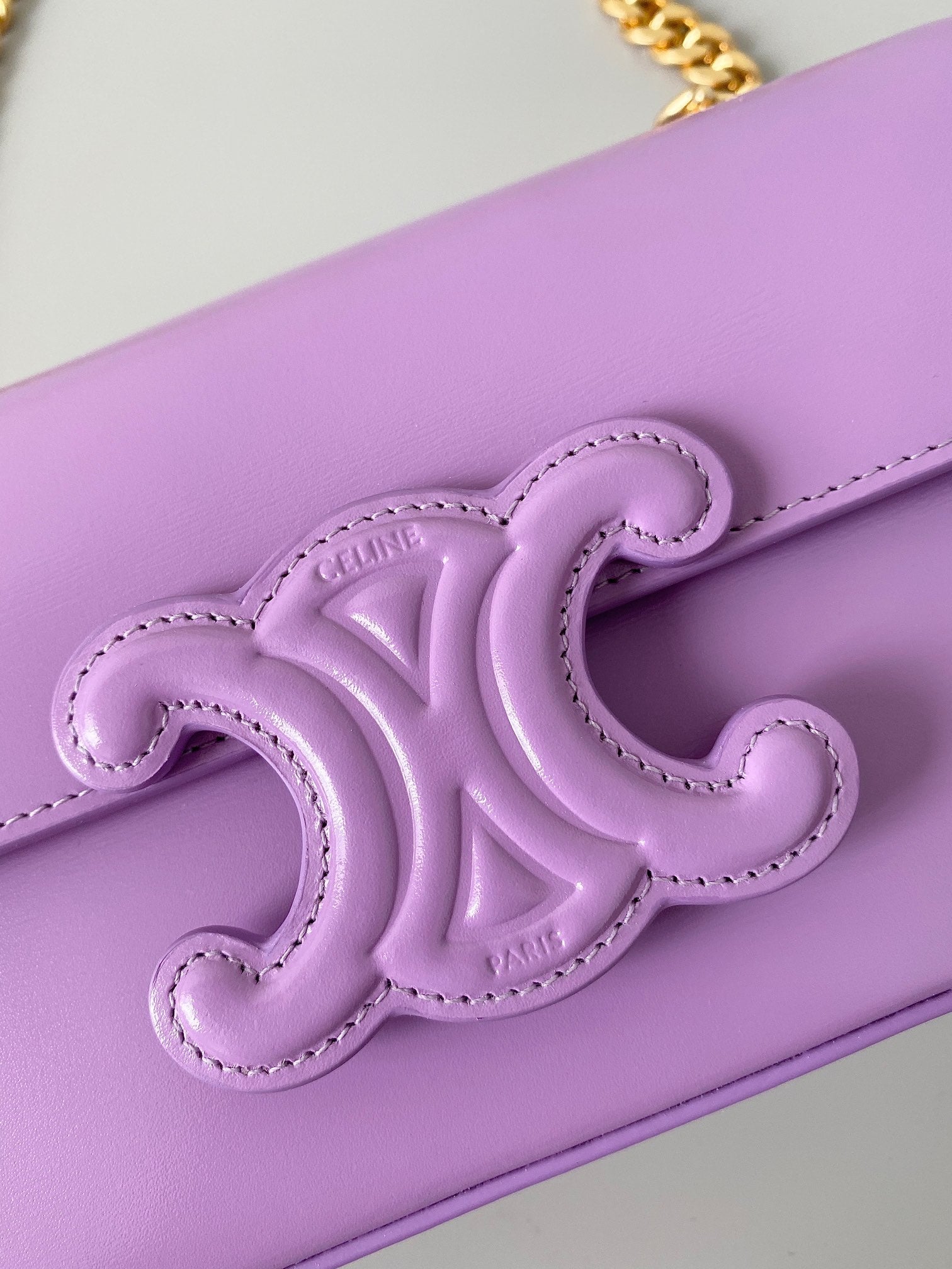 SAC SOUS-AISSELLE 20 CHAÎNES EN CUIR DE VEAU VIOLET ESTAMPÉ
