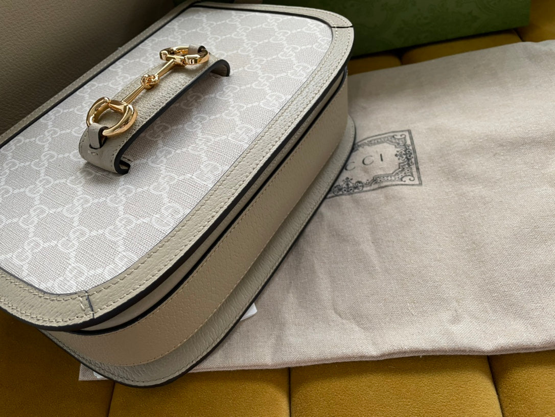Sacoche de selle GG HORSEBIT 1955 25 en toile blanche et cuir de veau beige