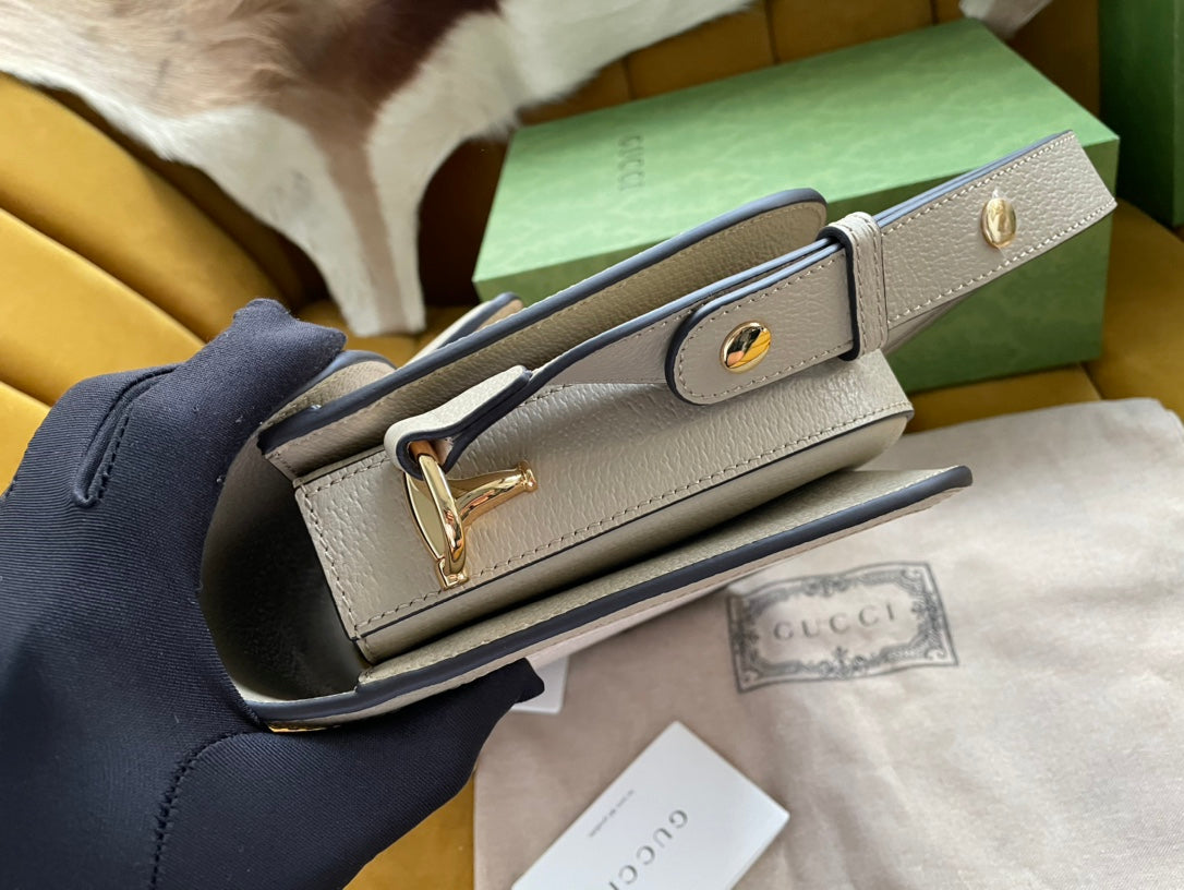 Sacoche de selle GG HORSEBIT 1955 25 en toile blanche et cuir de veau beige
