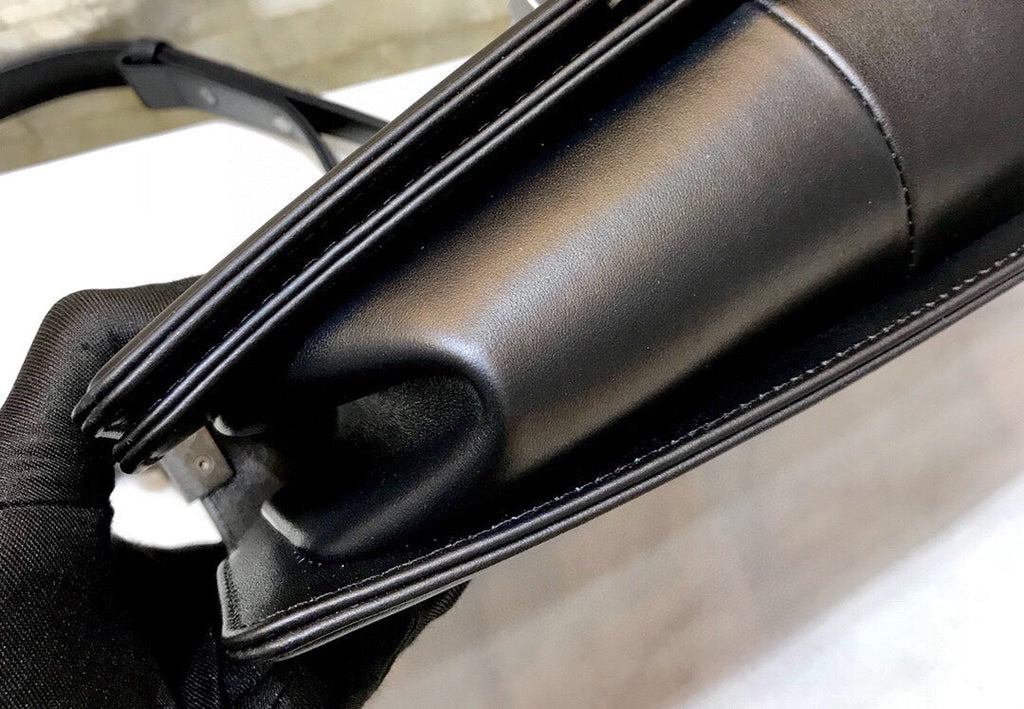 SAC GARÇON MOYEN 25 EN CUIR D'AGNEAU MATELASSÉ NOIR, QUINCAILLERIE EN RUTHÉNIUM VIEILLI
