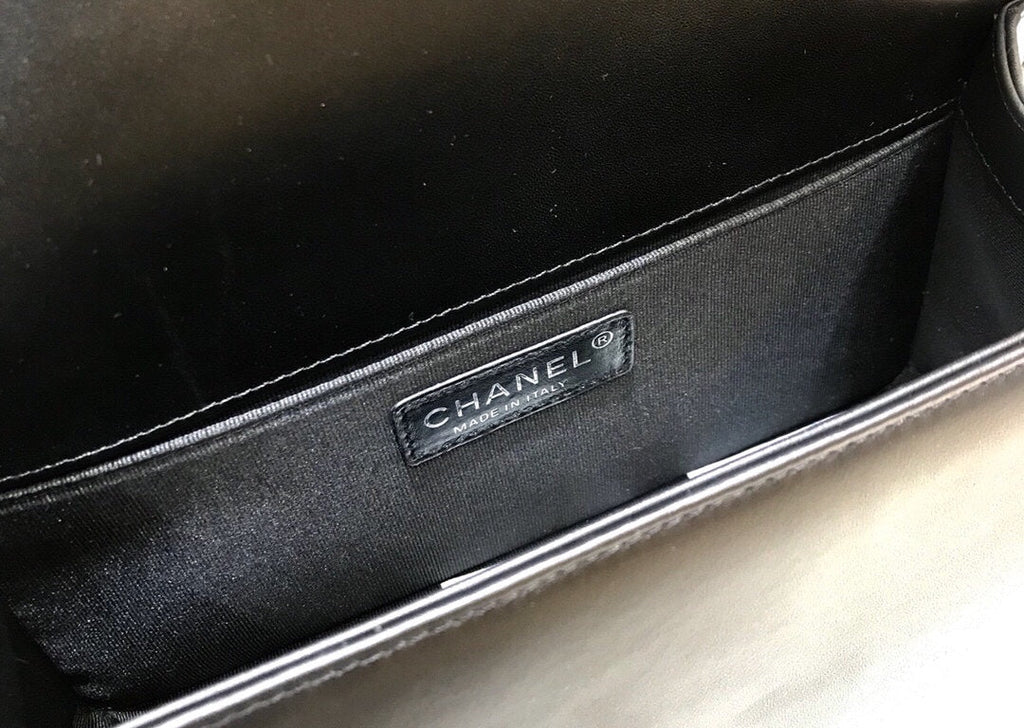 SAC GARÇON MOYEN 25 EN CUIR D'AGNEAU MATELASSÉ NOIR, QUINCAILLERIE EN RUTHÉNIUM VIEILLI