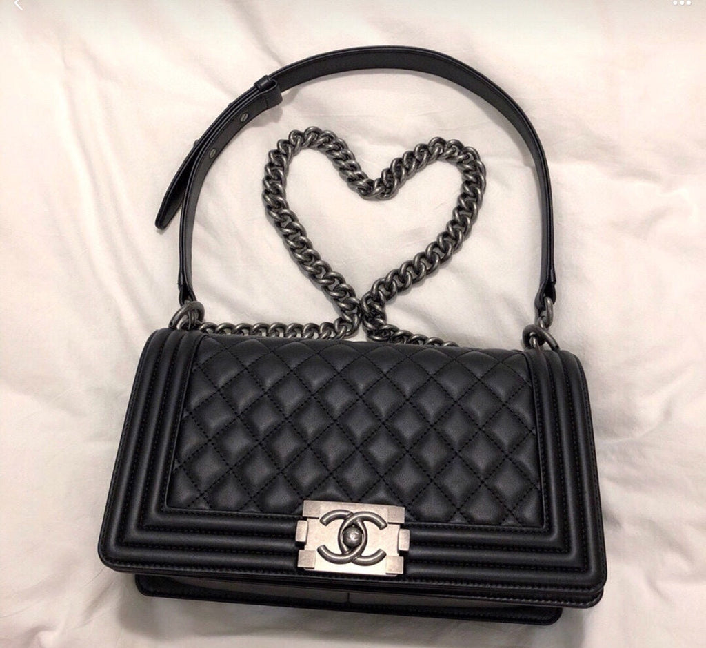 SAC GARÇON MOYEN 25 EN CUIR D'AGNEAU MATELASSÉ NOIR, QUINCAILLERIE EN RUTHÉNIUM VIEILLI