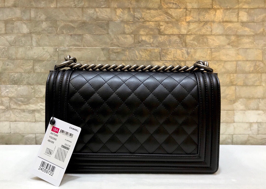 SAC GARÇON MOYEN 25 EN CUIR D'AGNEAU MATELASSÉ NOIR, QUINCAILLERIE EN RUTHÉNIUM VIEILLI