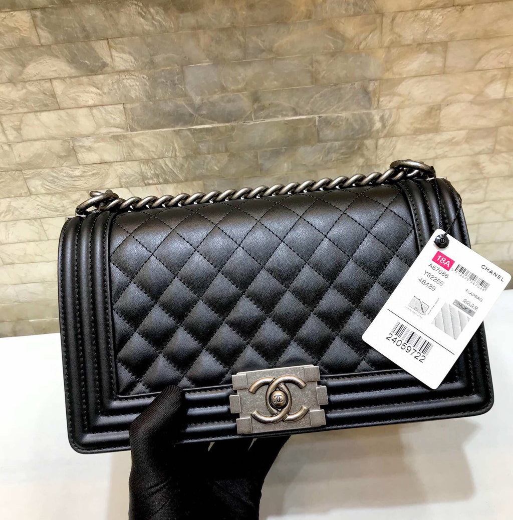SAC GARÇON MOYEN 25 EN CUIR D'AGNEAU MATELASSÉ NOIR, QUINCAILLERIE EN RUTHÉNIUM VIEILLI