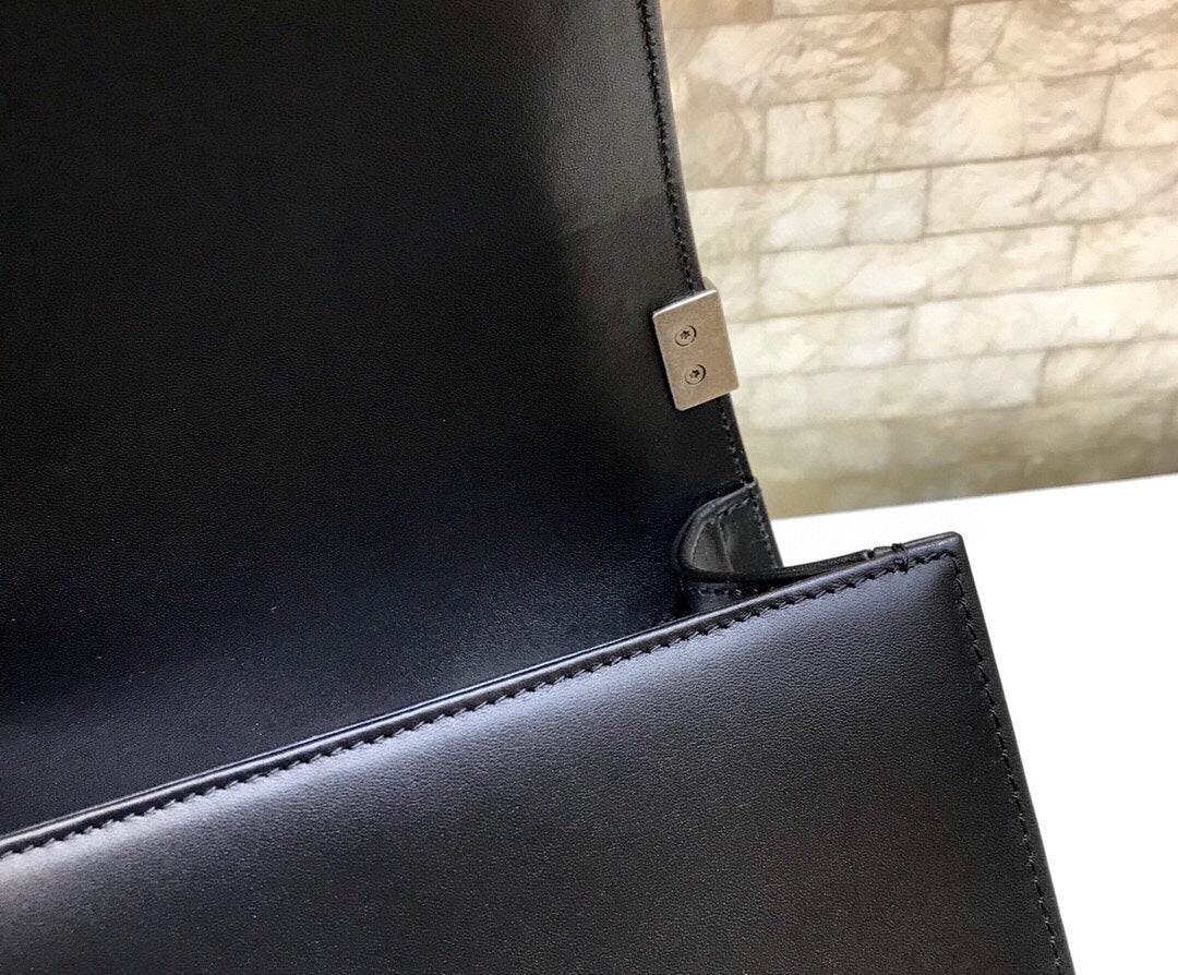 SAC GARÇON MOYEN 25 EN CUIR D'AGNEAU MATELASSÉ NOIR, QUINCAILLERIE EN RUTHÉNIUM VIEILLI