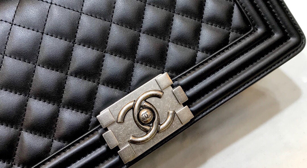 SAC GARÇON MOYEN 25 EN CUIR D'AGNEAU MATELASSÉ NOIR, QUINCAILLERIE EN RUTHÉNIUM VIEILLI