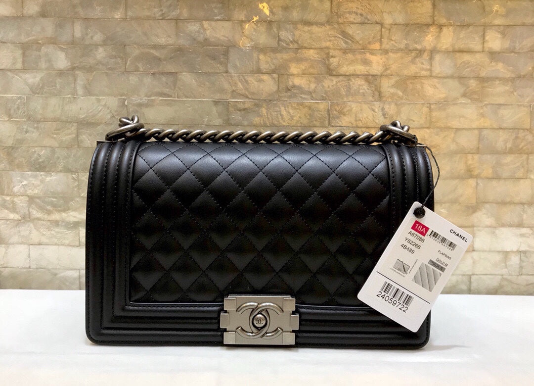 SAC GARÇON MOYEN 25 EN CUIR D'AGNEAU MATELASSÉ NOIR, QUINCAILLERIE EN RUTHÉNIUM VIEILLI