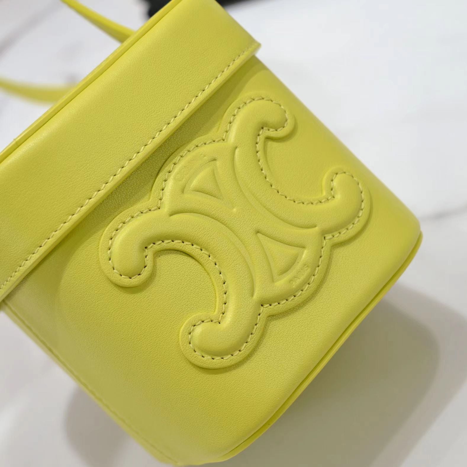 SAC BANDOULIÈRE SQUARE BOX 11 CUIR DE VEAU JAUNE CITRON
