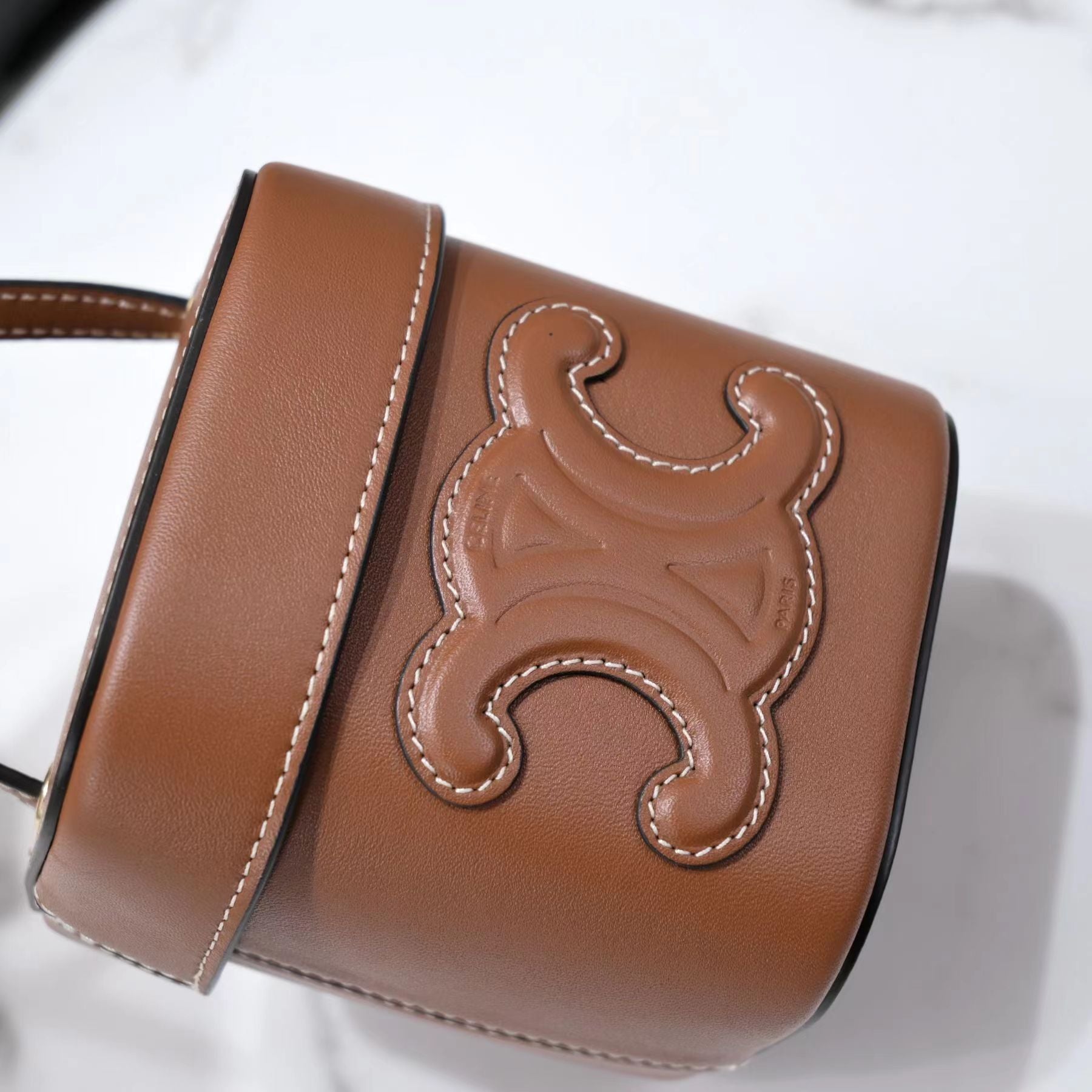 SAC BANDOULIÈRE SQUARE BOX 11 CUIR DE VEAU MARRON CANNELLE