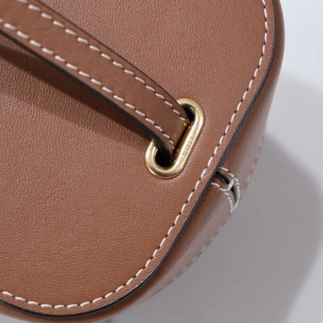 SAC BANDOULIÈRE SQUARE BOX 11 CUIR DE VEAU MARRON CANNELLE