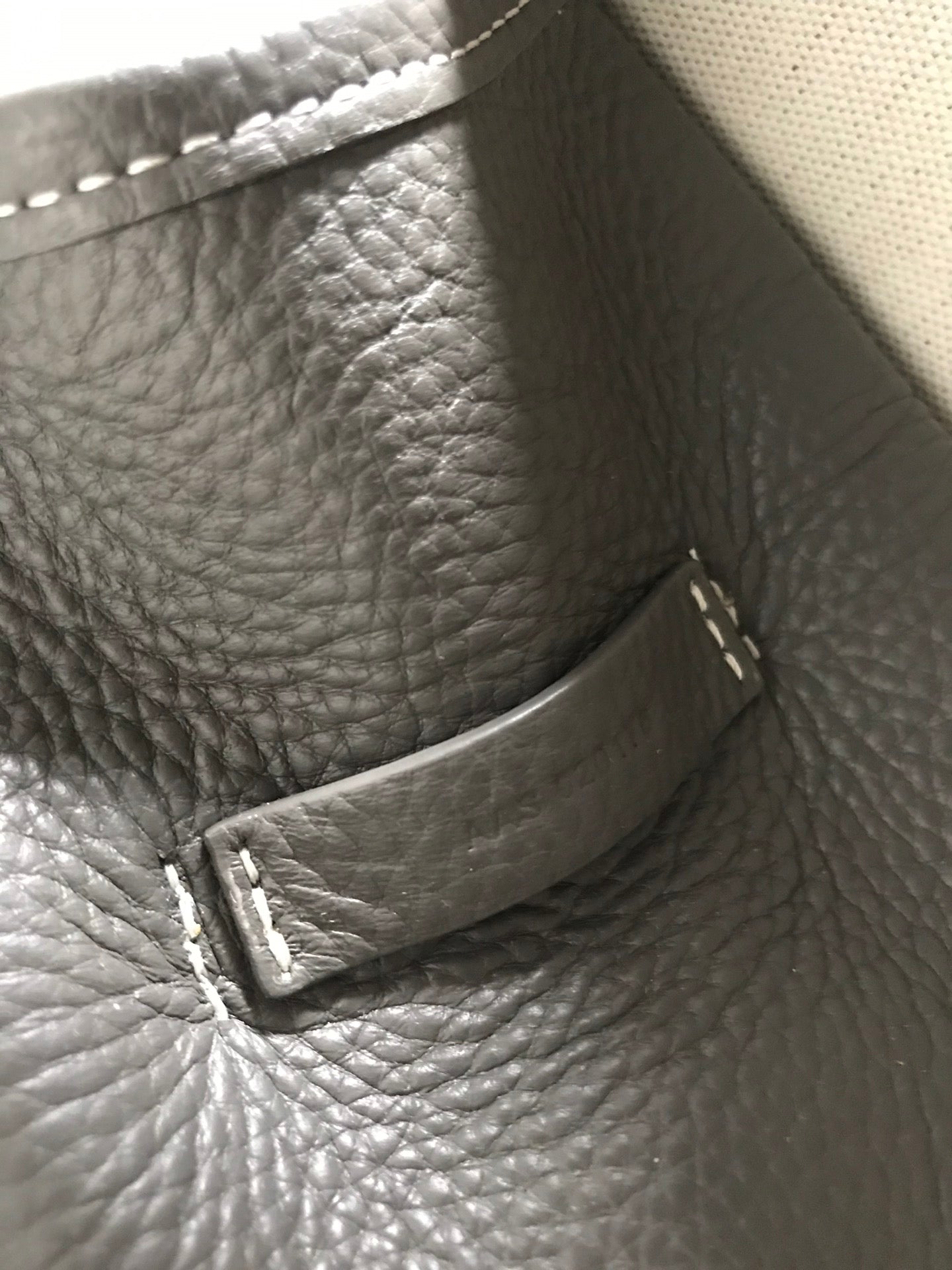 SAC HARDY PM 40 EN TOILE GOYARDINE GRISE ET GARNITURES EN CUIR TAURILLON