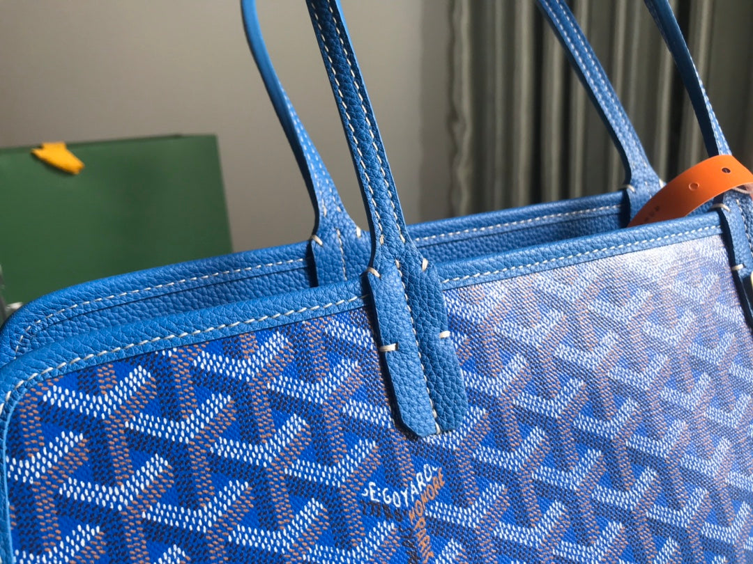 SAC HARDY PM 40 EN TOILE GOYARDINE BLEU CIEL ET GARNITURES EN CUIR TAURILLON