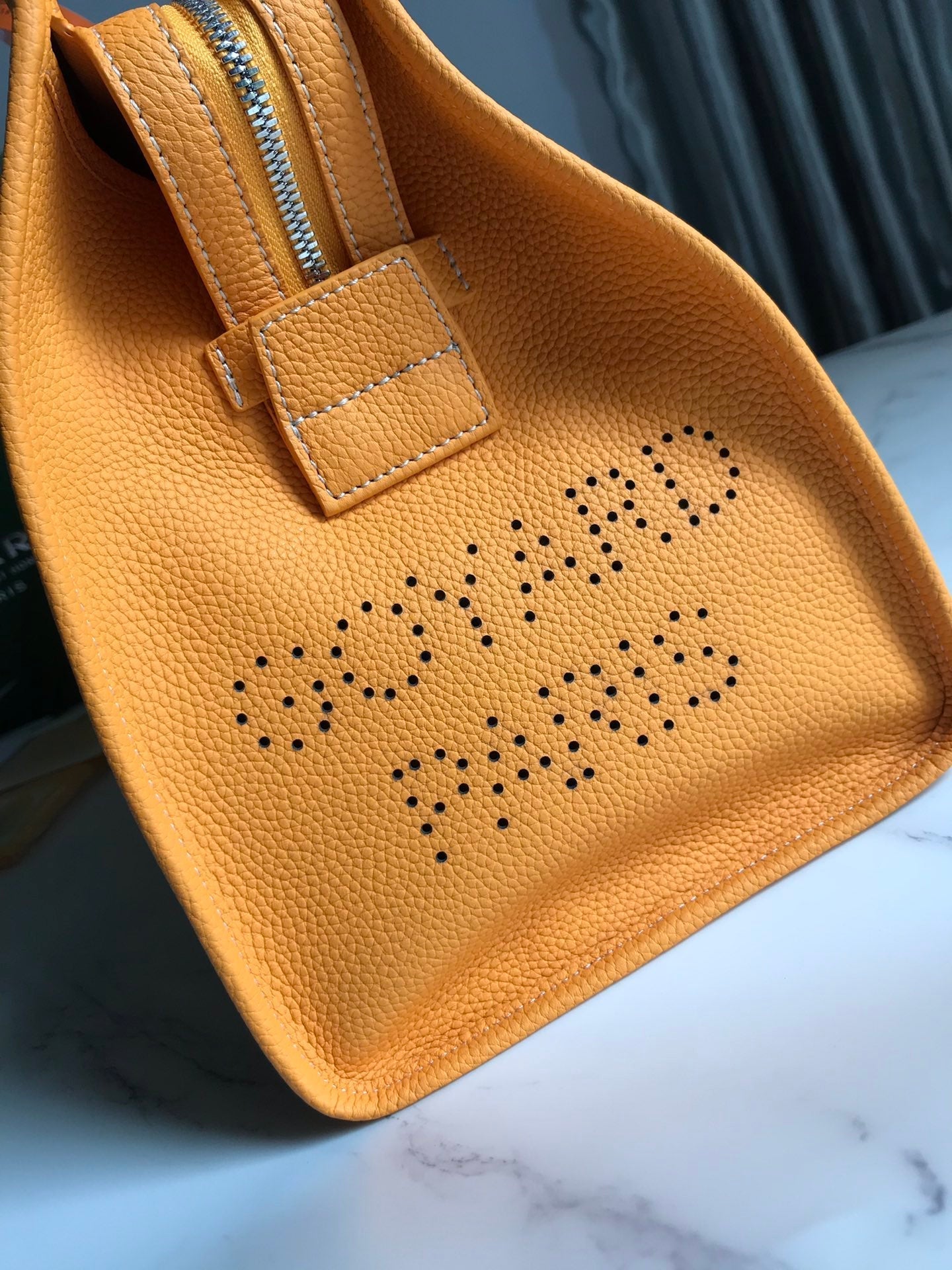 SAC HARDY PM 40 EN TOILE GOYARDINE JAUNE ET GARNITURES EN CUIR TAURILLON