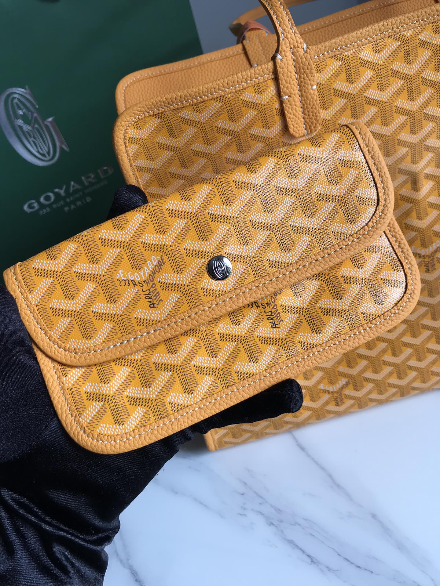 SAC HARDY PM 40 EN TOILE GOYARDINE JAUNE ET GARNITURES EN CUIR TAURILLON