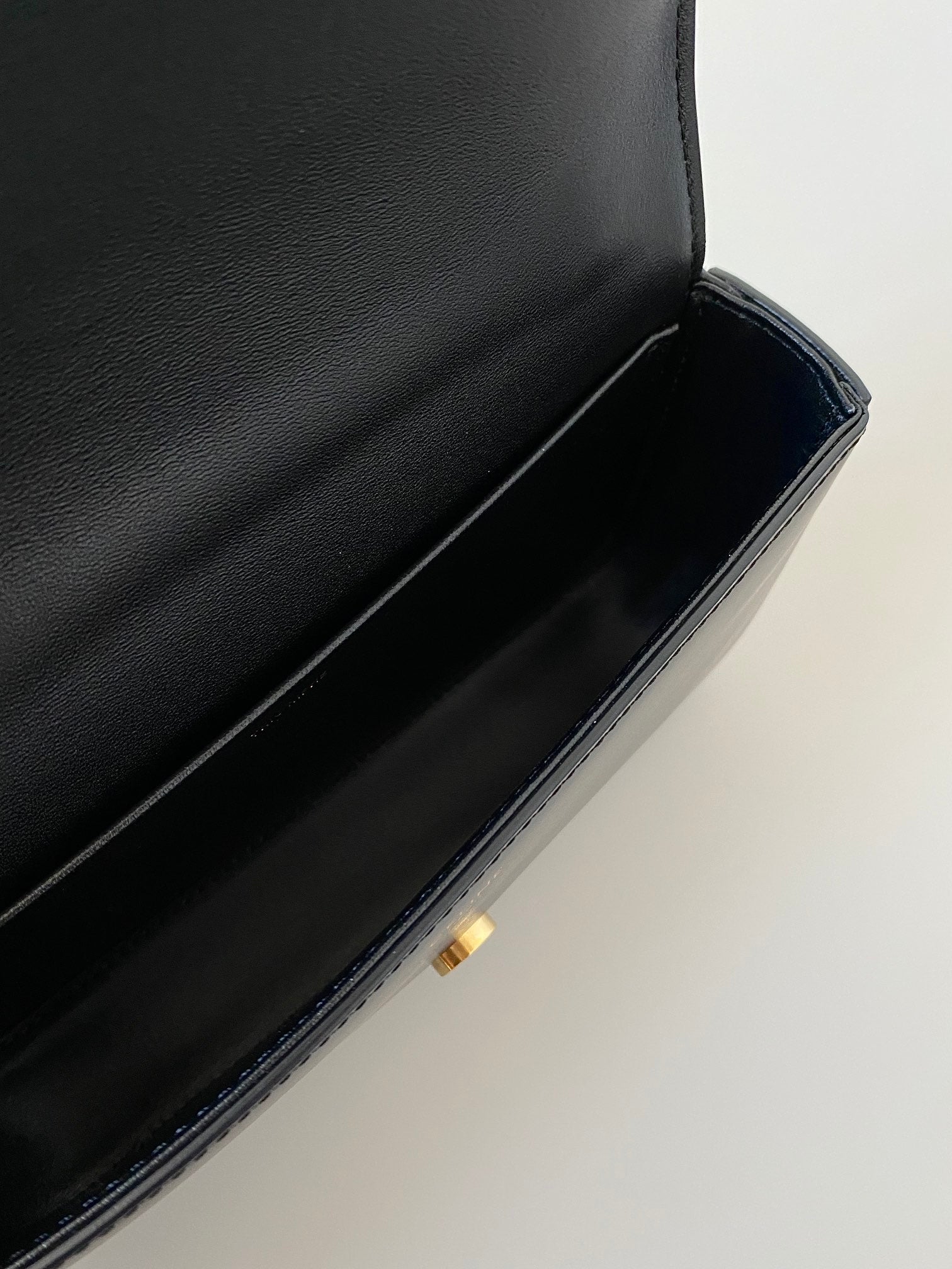 SAC SOUS-AISSELLE 20 CHAÎNES EN CUIR DE VEAU NOIR ESTAMPÉ