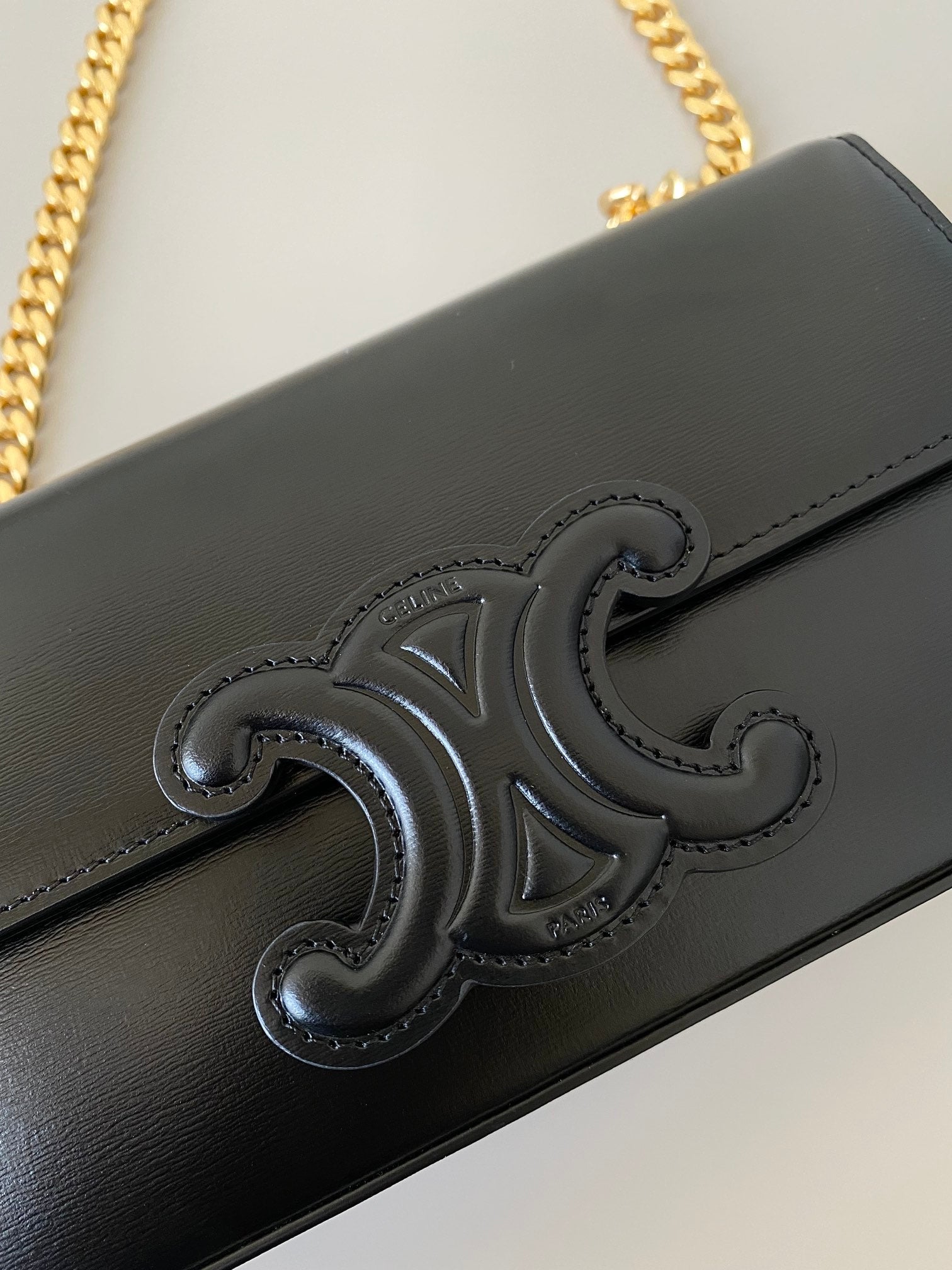 SAC SOUS-AISSELLE 20 CHAÎNES EN CUIR DE VEAU NOIR ESTAMPÉ