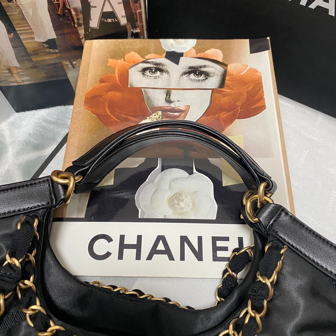 SAC CABAS 44 EN NYLON NOIR QUINCAILLERIE DORÉ 
