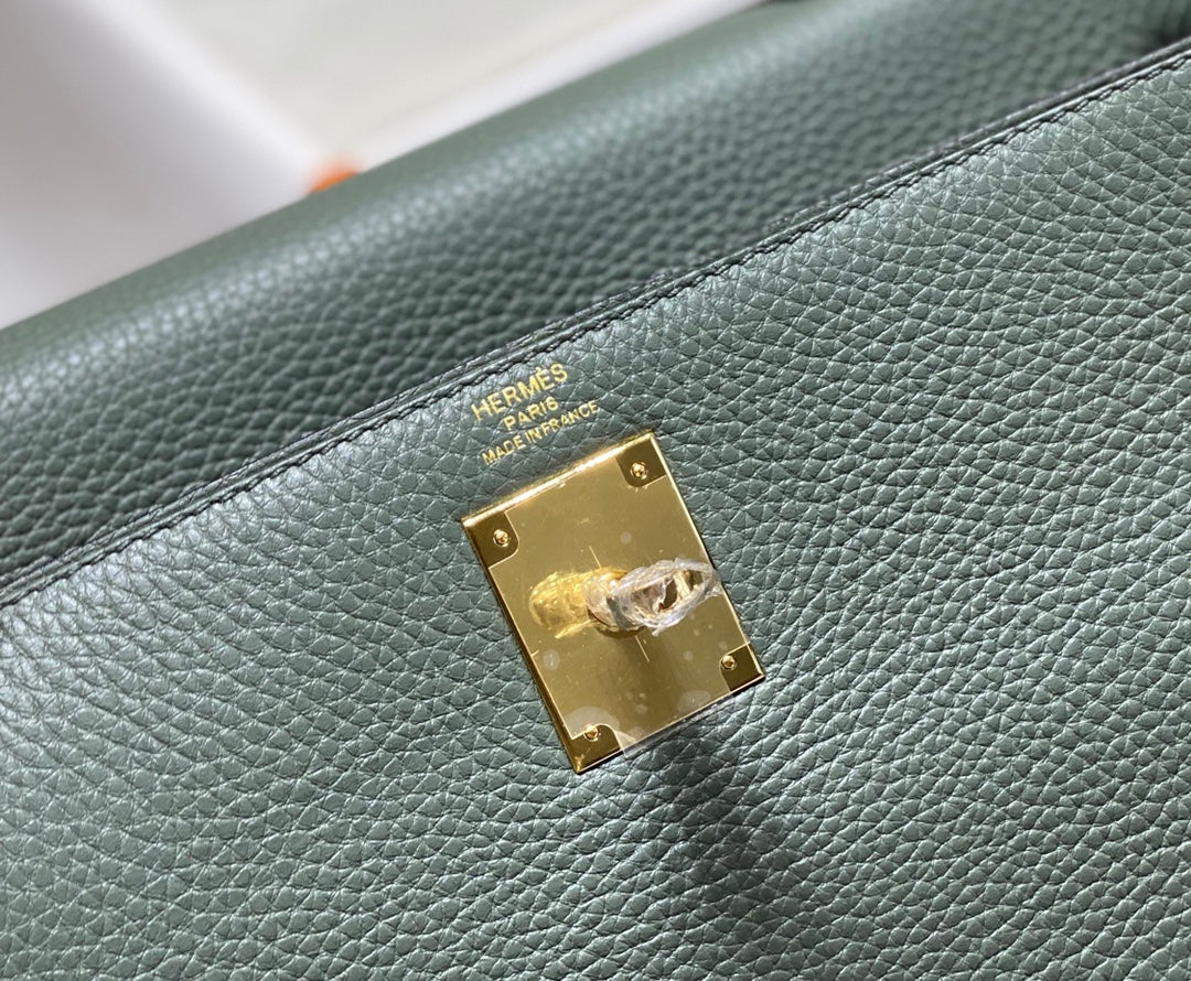 HM KELLY 32CM CUIR TOGO VERT AMANDE QUINCAILLERIE DORÉ