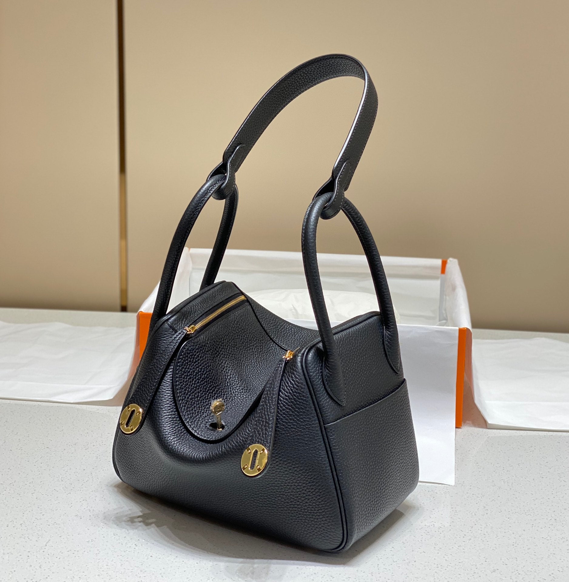 SAC HM LINDY 26 EN CUIR TAURILLON CLEMENCE NOIR
