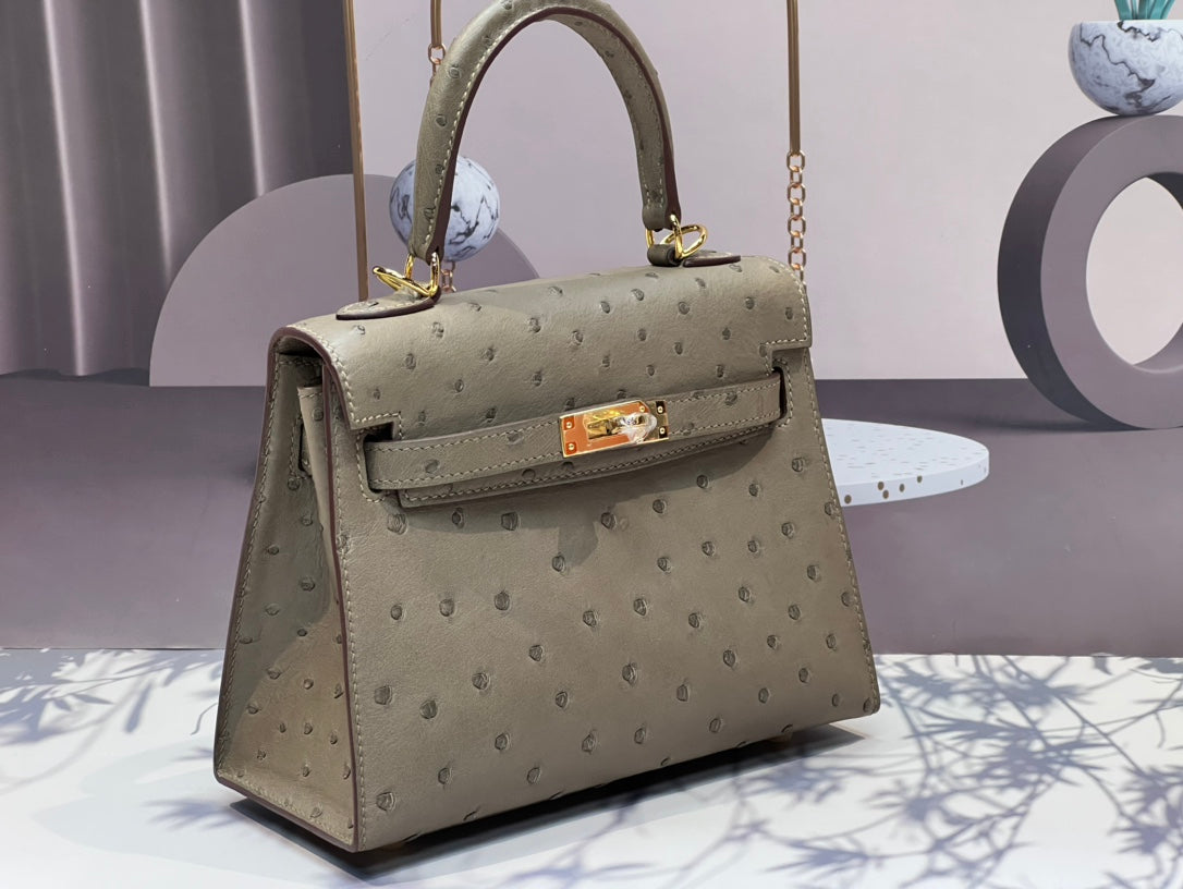 SAC KELLY 20 EN CUIR D'AUTRUCHE BEIGE KAKI AVEC QUINCAILLERIE DORÉ (FABRIQUÉ SUR COMMANDE)