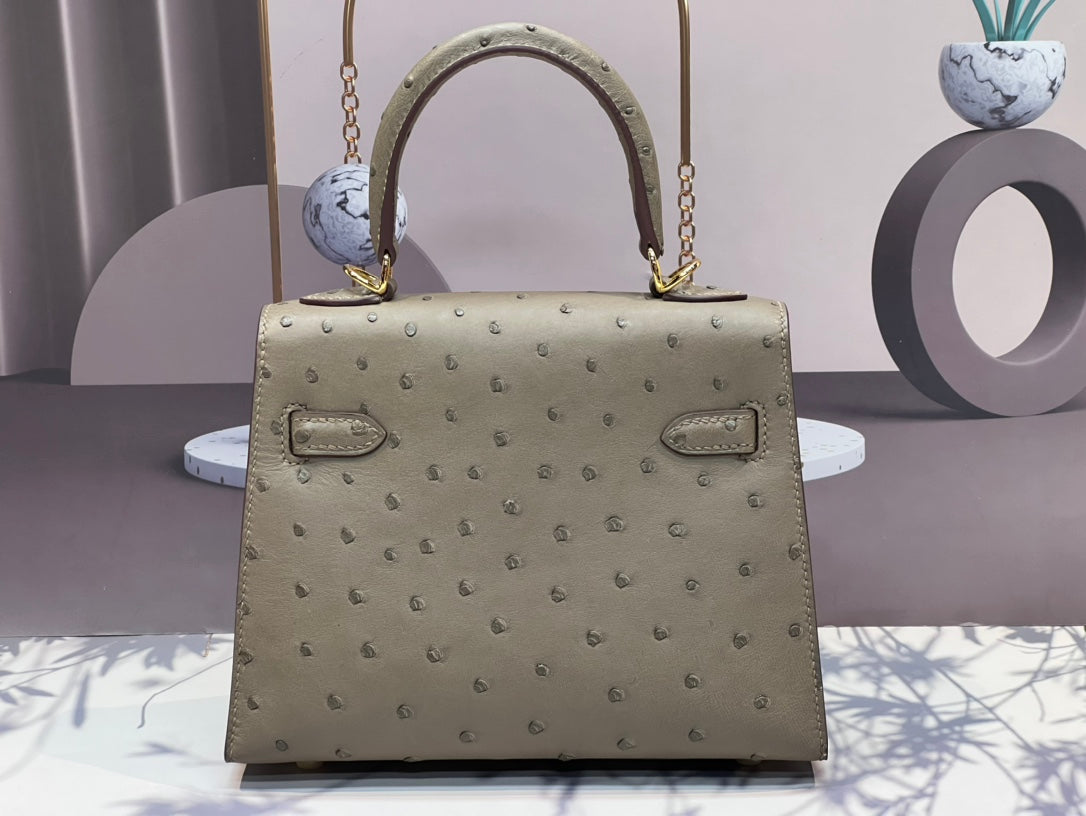 SAC KELLY 20 EN CUIR D'AUTRUCHE BEIGE KAKI AVEC QUINCAILLERIE DORÉ (FABRIQUÉ SUR COMMANDE)