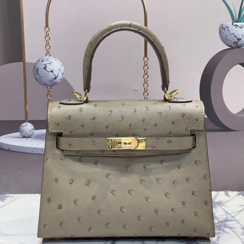 SAC KELLY 20 EN CUIR D'AUTRUCHE BEIGE KAKI AVEC QUINCAILLERIE DORÉ (FABRIQUÉ SUR COMMANDE)