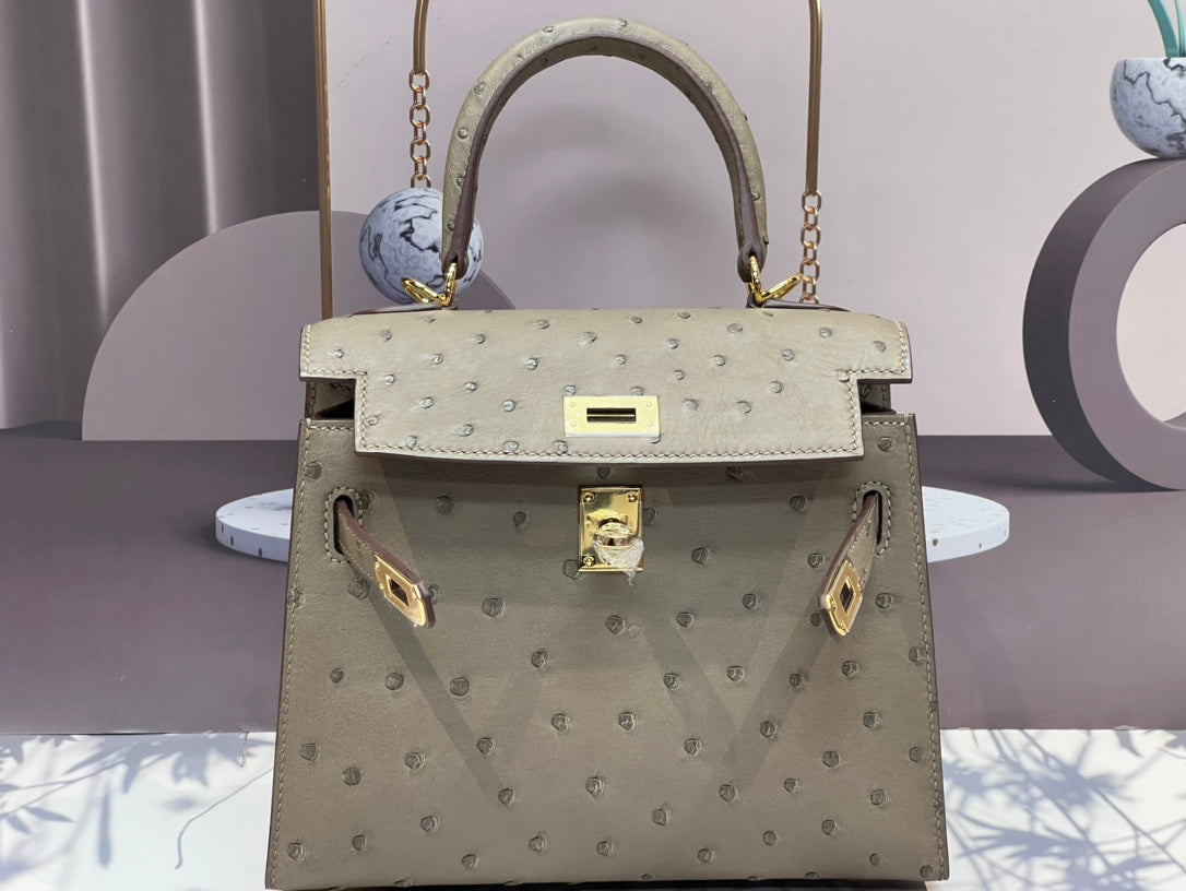 SAC KELLY 20 EN CUIR D'AUTRUCHE BEIGE KAKI AVEC QUINCAILLERIE DORÉ (FABRIQUÉ SUR COMMANDE)