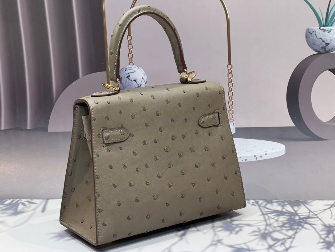 SAC KELLY 20 EN CUIR D'AUTRUCHE BEIGE KAKI AVEC QUINCAILLERIE DORÉ (FABRIQUÉ SUR COMMANDE)
