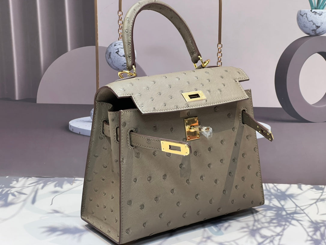 SAC KELLY 20 EN CUIR D'AUTRUCHE BEIGE KAKI AVEC QUINCAILLERIE DORÉ (FABRIQUÉ SUR COMMANDE)
