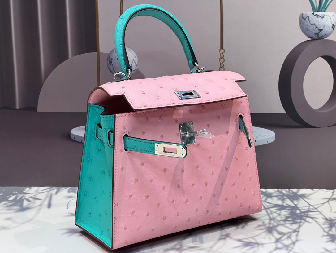 SAC KELLY 20 EN CUIR D'AUTRUCHE ROSE FLAMANT MIXTE BLEU CYAN AVEC QUINCAILLERIE ARGENTÉE (FABRIQUÉ SUR COMMANDE)