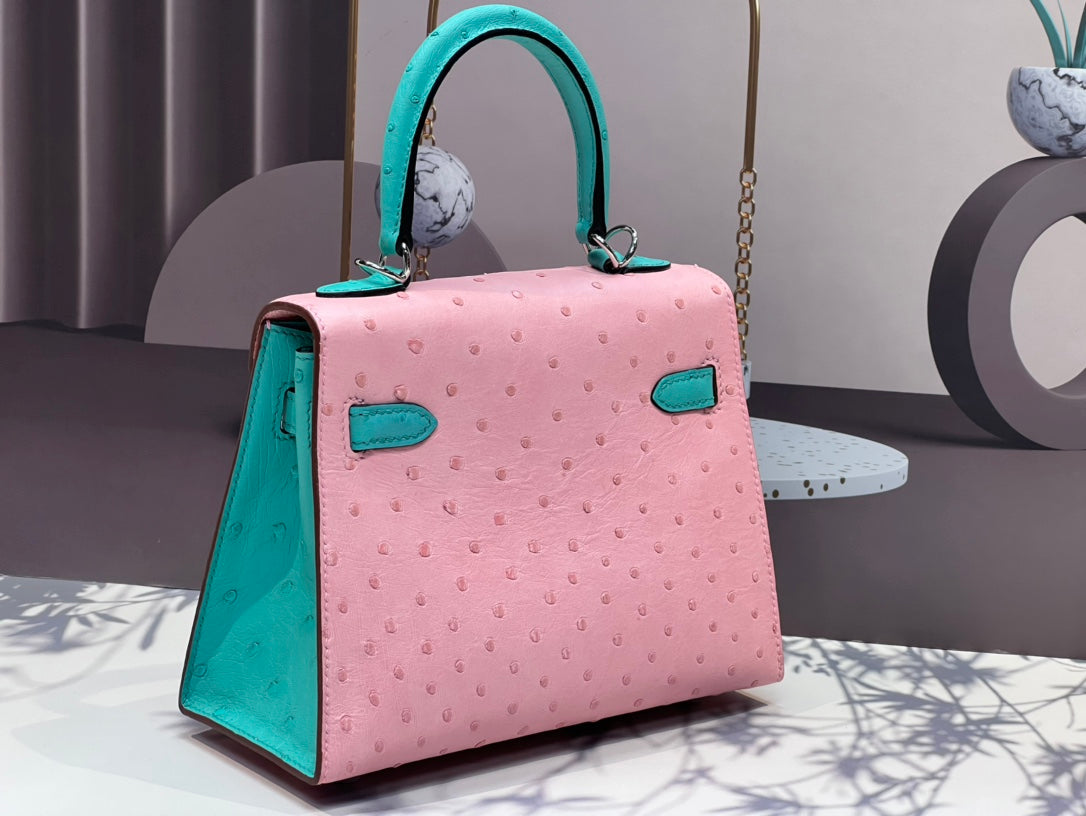 SAC KELLY 20 EN CUIR D'AUTRUCHE ROSE FLAMANT MIXTE BLEU CYAN AVEC QUINCAILLERIE ARGENTÉE (FABRIQUÉ SUR COMMANDE)