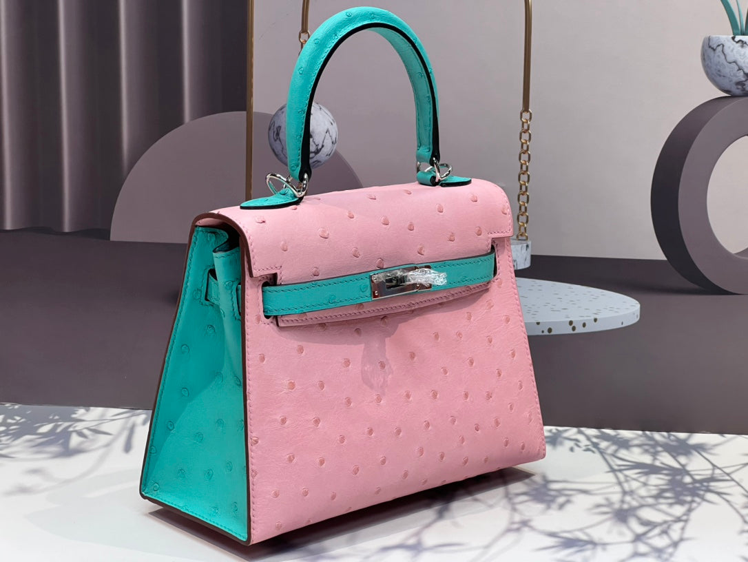 SAC KELLY 20 EN CUIR D'AUTRUCHE ROSE FLAMANT MIXTE BLEU CYAN AVEC QUINCAILLERIE ARGENTÉE (FABRIQUÉ SUR COMMANDE)
